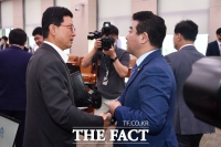 [TF포토] 대화 나누는 이달곤-박정