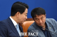 [TF포토] 대화 나누는 조정식-한병도