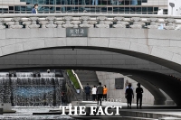 [TF포토] 선선한 날씨에 청계천 찾은 시민들