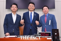 [TF포토] 손잡은 외통위 송영길-김영호-김석기