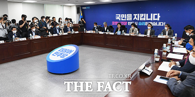 회의 주재하는 진선미 국토교통위원회 위원장(가운데)