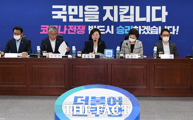 진선미 국토교통위원회 위원장(가운데)이 15일 오전 서울 여의도 국회 의원회관에서 열린 더불어민주당 부동산 대책 당정협의에 참석해 모두발언을 하고 있다. / 국회=배정한 기자