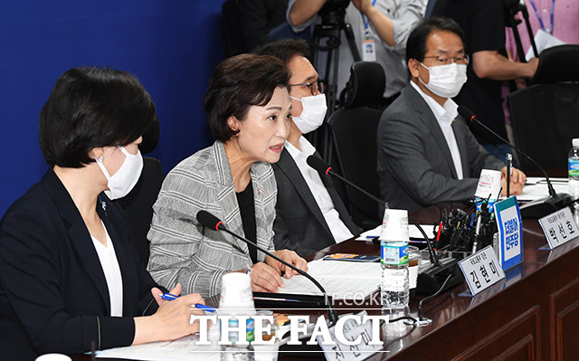 모두발언 하는 김현미 국토교통부 장관(왼쪽 두번째)