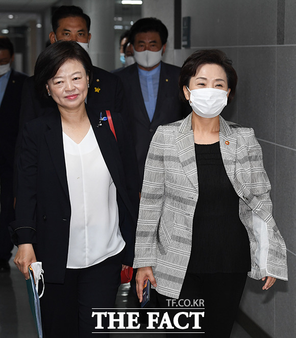 밝은 표정으로 회의실 들어서는 진선미 국토교통위원회 위원장(왼쪽)과 김현미 국토교통부 장관(오른쪽)