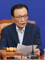 [TF사진관] 고 박원순 시장 전 비서에게 사과하는 이해찬 대표