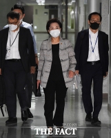 [TF포토] 부동산 대책 당정협의 참석하는 김현미 장관