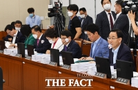 [TF포토] 보건복지위원회 전체회의 참석한 미래통합당