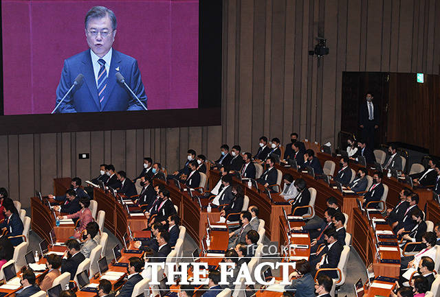 검은색 마스크 단체로 착용한채 개원 연설 듣는 미래통합당 의원들