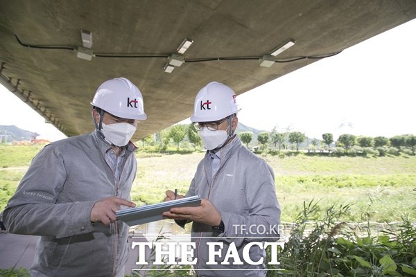 KT는 기가세이프 SOC 솔루션을 작년부터 하남시의 교량과 도로, 학교 등 70년대에 정비된 주요 노후 시설 13곳에 설치해 운영 중이다. /KT 제공