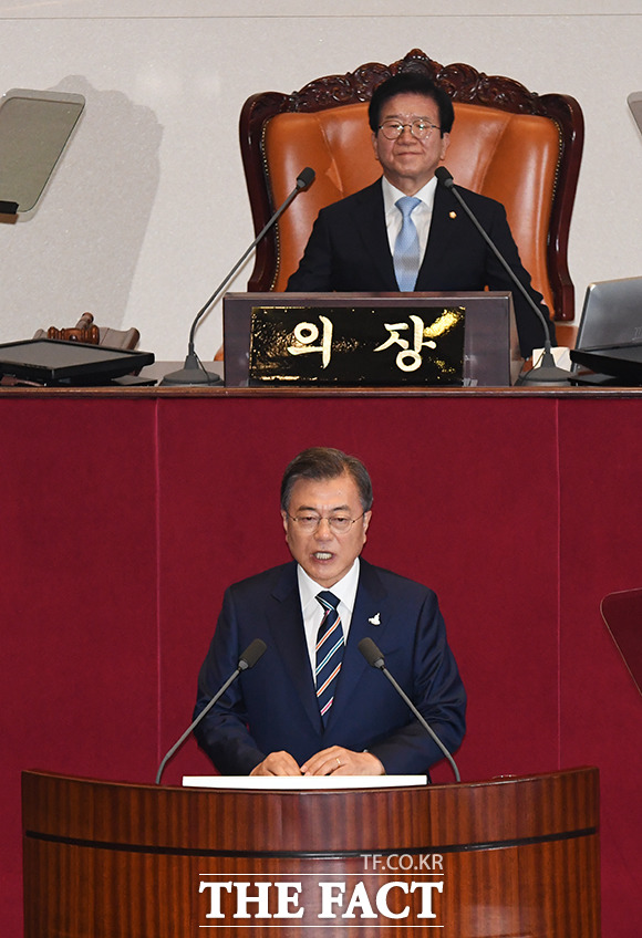 문재인 대통령이 16일 오후 서울 여의도 국회에서 열린 제21대 국회 개원식에 참석해 개원 연설을 하고 있다. /국회=배정한 기자