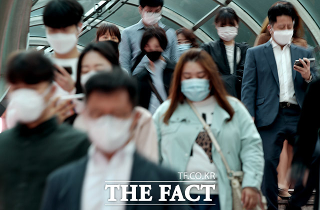 질병관리본부 중앙방역대책본부에 따르면 16일 신규 확진 자는 61명이다. 해외유입은 47명으로 지역발생의 3.4배에 달한다. /이덕인 기자