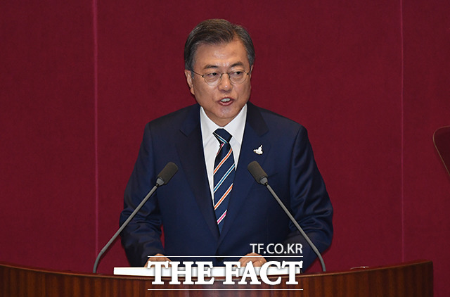 문재인 대통령이 16일 오후 서울 여의도 국회에서 열린 제21대 국회 개원식에 참석해 개원 연설을 하고 있다. /국회=배정한 기자