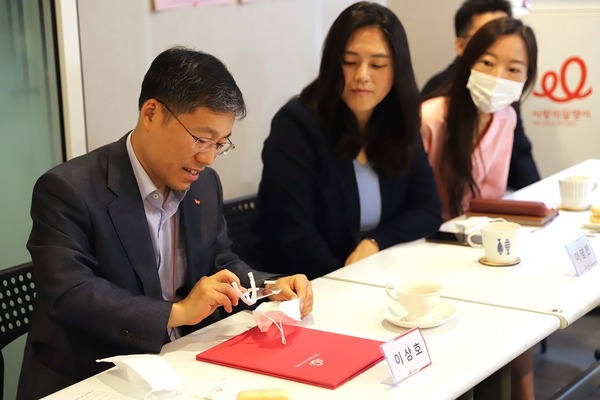 11번가는 15일 서울 중구 사랑의달팽이 본사에서 립뷰마스크 사업 지원을 위한 업무협약을 맺었다. /11번가 제공