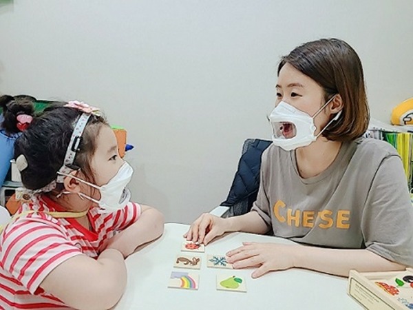 11번가가 청각장애인을 위한 투명마스크 지원 사업을 하는 사단법인 사랑의달팽이에 4억 원을 후원했다. /11번가 제공