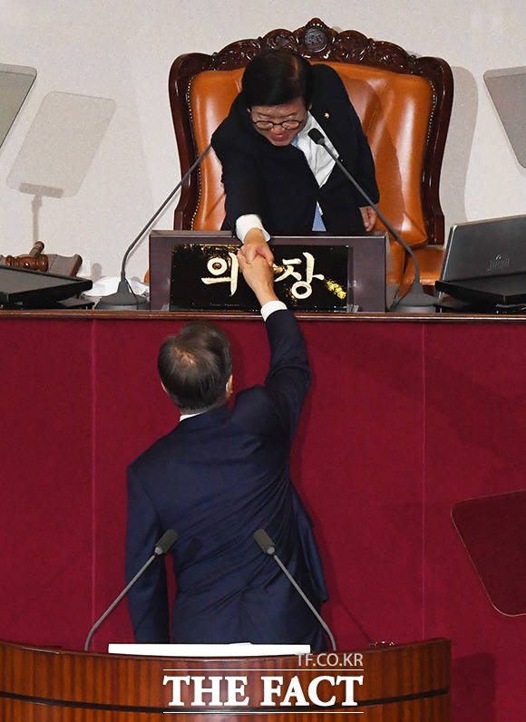 연설 마친 뒤 박병석 국회의장과 악수하는 문재인 대통령(아래쪽)