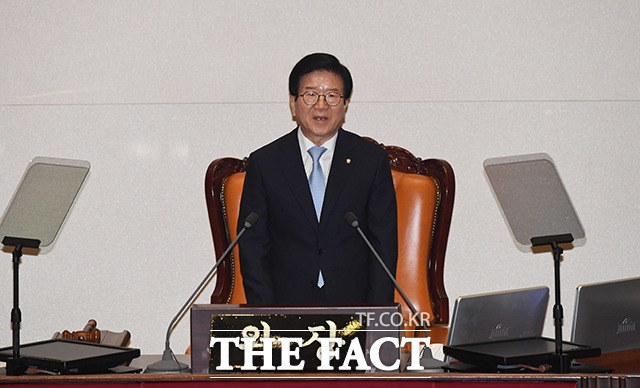 이날 박 의장은 용광로 국회를 강조하고 코로나극복 국회 경제특위 설치를 비롯해 윤리책임 강화 방안 마련 등을 제안했다. /배정한 기자