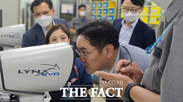 이재용 삼성전자 부회장이 16일 삼성전기 부산사업장을 찾아 전장용 MLCC 전용 생산공장을 점검했다. /삼성전자 제공