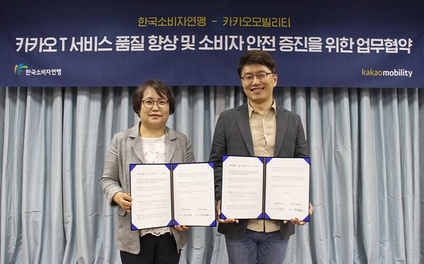 이번 협약을 통해 한국소비자연맹은 카카오T 플랫폼에서 제공되는 모든 모빌리티 서비스에 대해 전방위적 감수와 자문을 진행한다. 사진은 강정화 한국소비자연맹 회장(왼쪽)과 류긍선 카카오모빌리티 대표의 모습. /카카오모빌리티 제공