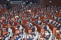 [TF포토] 마스크로 흑과 백으로 나뉜 국회