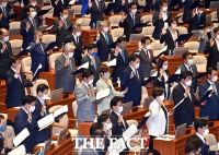 [TF포토] 제21대 국회 개원, '선서하는 국회의원들'
