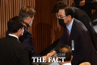 [TF포토] 주호영 원내대표와 악수하는 문재인 대통령