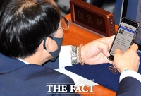 [TF포토] 이재명 지사 기사 확인하는 이원욱 의원