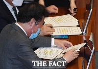 [TF포토] 국회의원 선서문에 사인하는 이낙연 의원