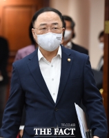 [TF포토] 국정현안점검조정회의 참석하는 홍남기 경제부총리