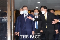 [TF포토] 개원 연설 마친 뒤 본회의장 나서는 문재인 대통령