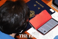 [TF포토] 이재명 도지사 기사 확인하는 김상희 부의장