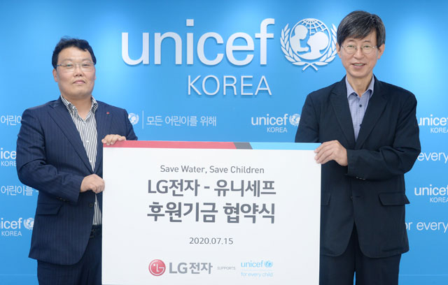 정순기 LG전자 정수기사업담당(왼쪽)과 이기철 유니세프한국위원회 사무총장이 지난 15일 서울 마포구 유니세프한국위원회에서 후원 협약을 체결하고 기념촬영을 하고 있다. /LG전자 제공