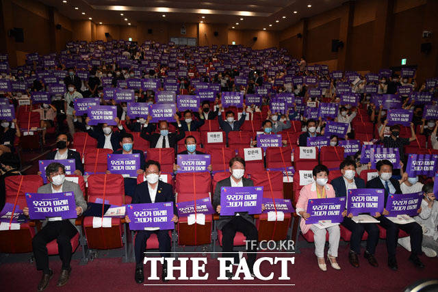 국회의원과 사회단체들이 다양한 행사를 주관하는 의원회관… 좌석에 앉은 의원들과 내빈들은 한자리씩 비워두고 착석해 있다.