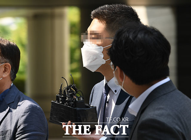 검언유착 의혹의 핵심인물인 이동재 전 채널A 기자가 17일 오전 서울 서초구 서울중앙지법에서 열린 구속 전 피의자심문(영장실질심사)에 출석하고 있다. /김세정 기자