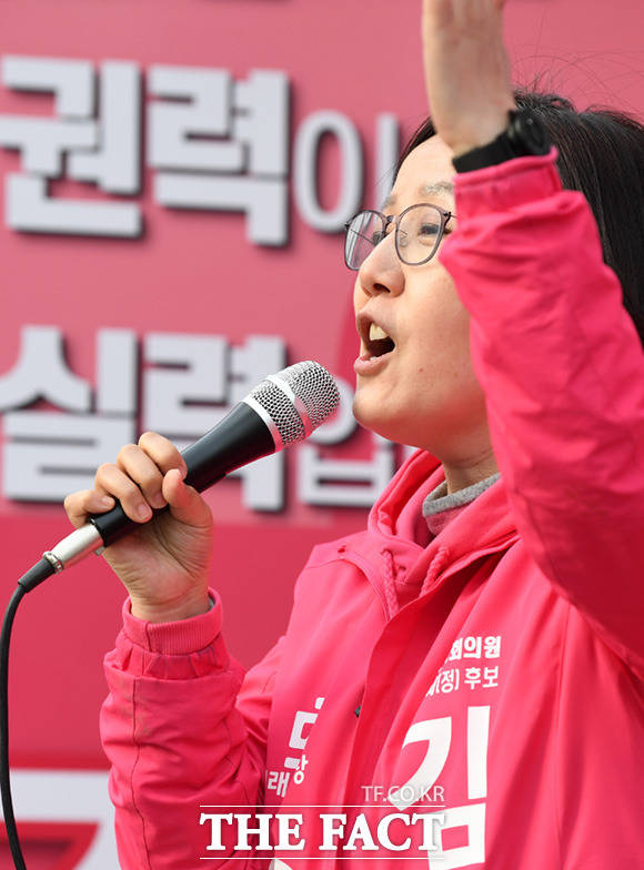 진성준과 100분 토론에서 부동산 대책에 대해 토론을 펼치 김현아 통합당 의원./더팩트 DB