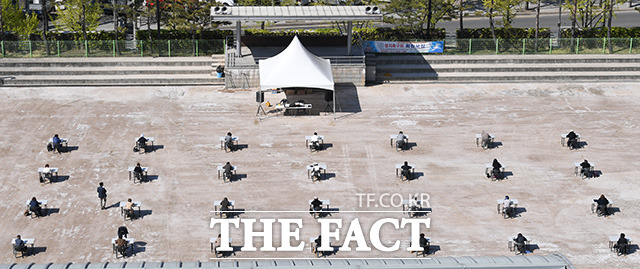 올해 1분기 손해보험사 전속설계사 수는 9만5016명으로 지난해 같은 기간보다 15.7% 증가했다. 사진은 보험설계사 시험이 재개된 지난 4월 26일 서울 서대문구 명지전문대학 운동장에서 응시생들이 시험을 치르고 있는 모습. /남용희 기자