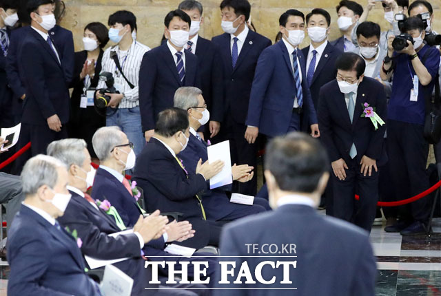 제72주년 제헌절 경축식에 참석하는 박병석 국회의장(오른쪽)