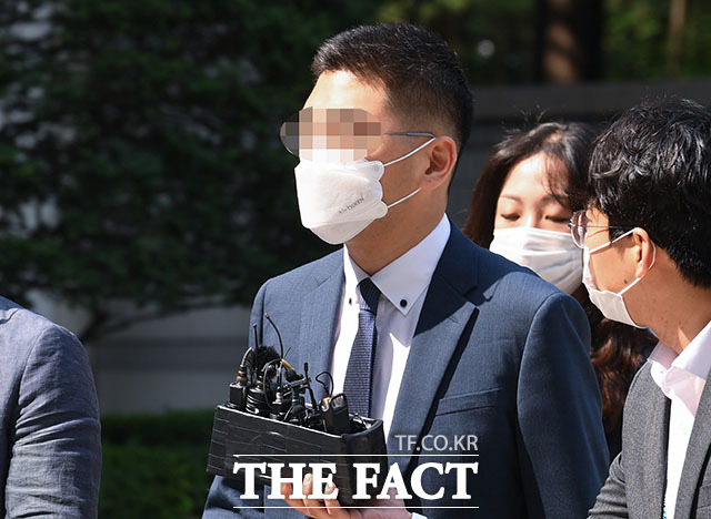 검언유착 의혹의 핵심인물인 이동재 전 채널A 기자가 17일 오전 서울 서초구 서울중앙지법에서 열린 구속 전 피의자심문(영장실질심사)에 출석하고 있다. /김세정 기자