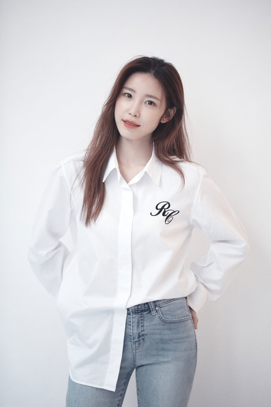 전효성은 17일 첫 에세이 나도 내가 처음이라를 출간했다. 수려한 글은 아니지만 전효성만의 문체로 담백하고 진솔하게 생각과 진심을 담은 글이다. /JHS엔터 제공