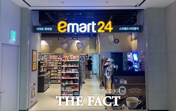 편의점 이마트24가 17일 초록우산어린이재단을 통해 유기농 생리대 3000개를 경기도 아동복지협회에 전달했다. /이민주 기자