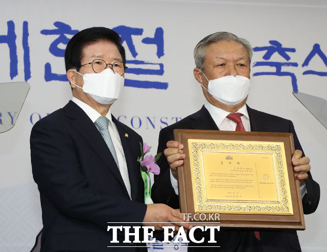 감사패 전하는 박병석 국회의장과 김용채 전 의원