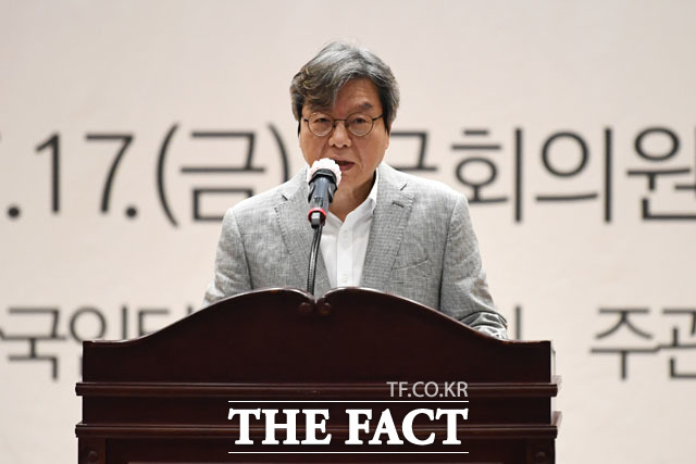 개최사하는 이근영 한국인터넷신문협회장