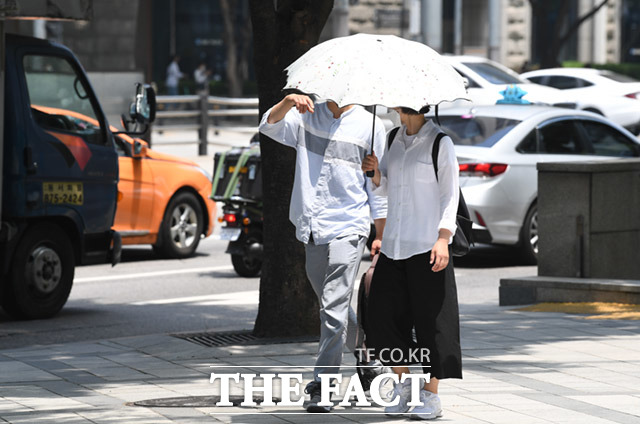 토요일인 18일 전국 한낮 기온이 30도를 웃도는 등 무더위가 기승을 부리겠다. 오후부터 장마전선의 영향을 받겠고 일부 지역에는 소나기가 내리겠다. /임세준 기자