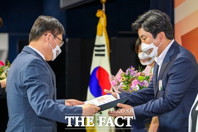 16일 고용노동부와 한국장애인고용공단이 개최한 2020년 장애인 고용촉진 대회에서 김창권 롯데카드 부회장이 장애인 고용촉진 유공자 사업주로 선정돼 대통령 표창을 수상하고 있다. /롯데카드 제공