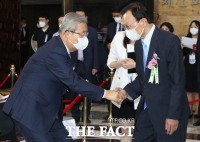 [TF포토] 악수하는 김종인-이해찬