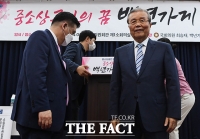 [TF포토] 중소상공인 관련 토론회 참석한 김종인 비대위원장