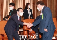 [TF포토] 악수하는 주호영-김태년