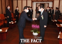 [TF포토] 주먹인사 나누는 박병석-정세균