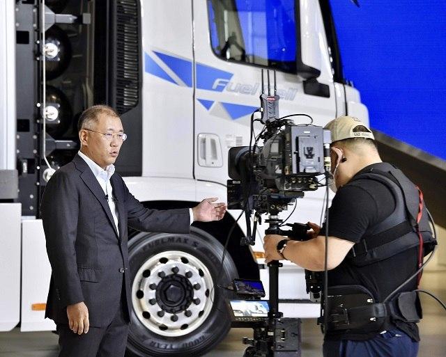 정의선 현대차그룹 총괄 수석부회장이 지난 14일 문재인 대통령 주재로 청와대에서 열린 한국판 뉴딜 종합계획 국민보고대회에 화상으로 출연해 순수 전기차와 수소전기차 기반의 미래 경영 비전을 소개하고 있다. /현대차그룹 제공