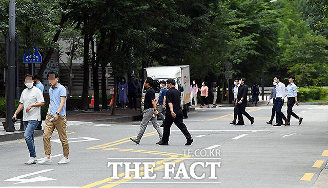 상암동 회사 건물 인근 도로에서 직장인들이 무단횡단을 하고 있다.