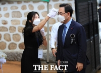 [TF포토] 체온 측정하는 주호영 원내대표